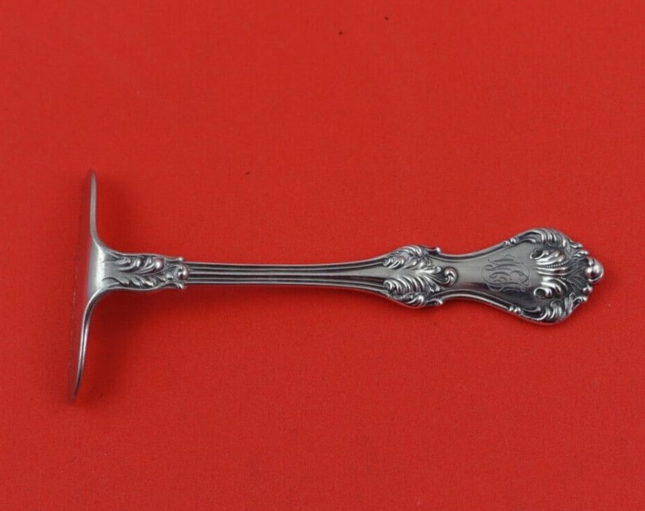Mount Vernon Corinthian Sterling Silver Baby Food Pusher 4 Inch Monogrammed: Mount Vernon Corinthian Sterling Silver Baby Food Pusher 4 Inch Monogrammed This exquisite baby food pusher is part of the Corinthian pattern by Mount Vernon, crafted from fine sterling silver. Measur