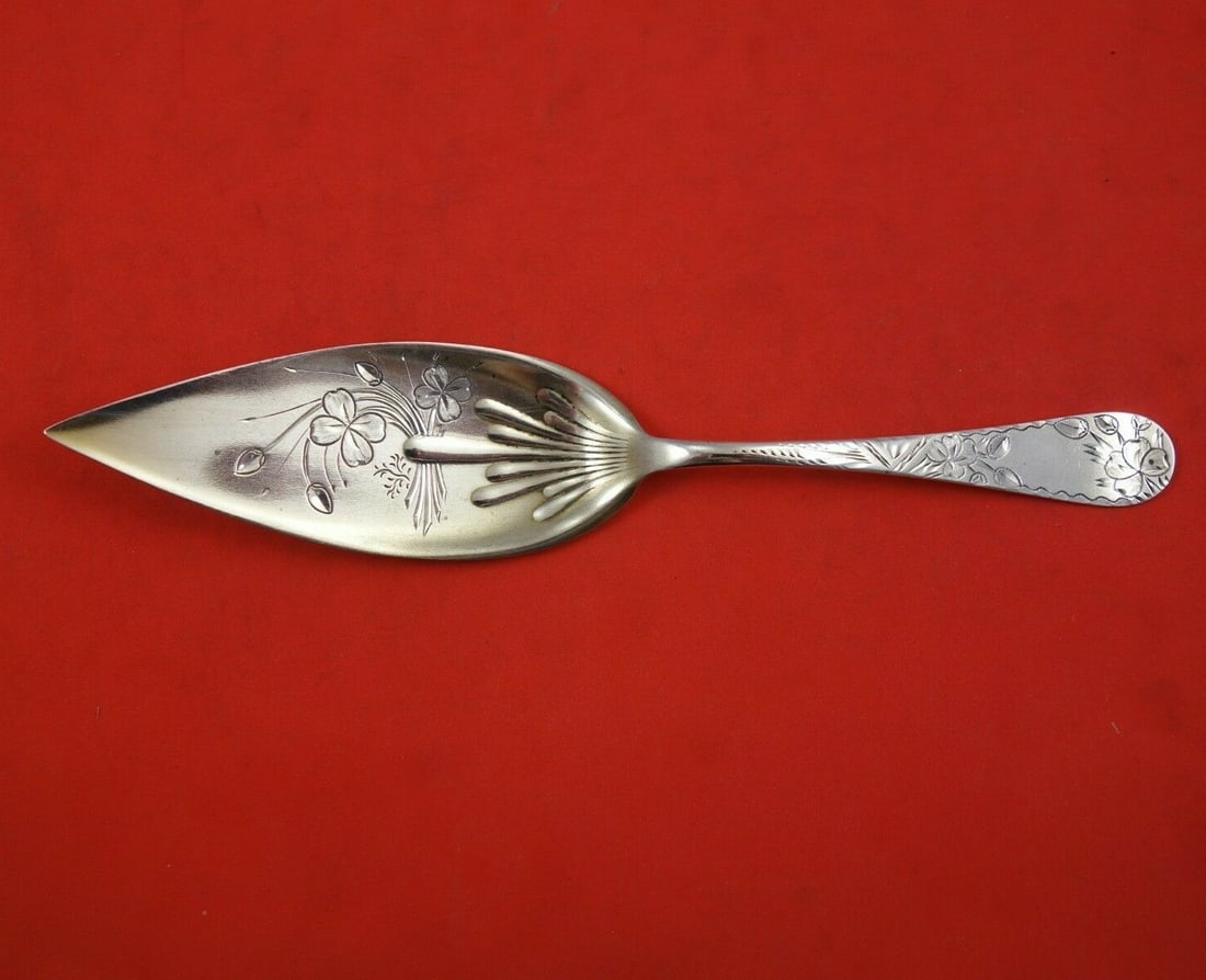Towle Sterling Silver Jelly Cake Server Four Leaf Clover Design 8 1/4 Inches: Towle Sterling Silver Jelly Cake Server Four Leaf Clover Design 8 1/4 Inches This exquisite Towle sterling silver jelly cake server features a charming four leaf clover design on the blade, showcasing