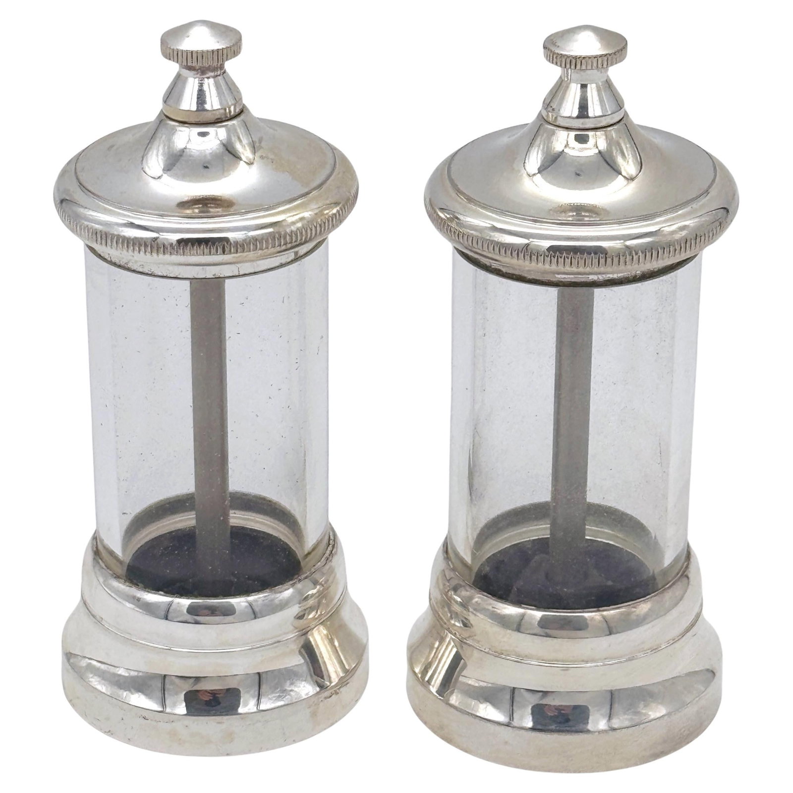 Elegant Set of 2 Italian Modern Silverplated Glass Pepper Mills: Elegant Set of 2 Italian Modern Silverplated Glass Pepper Mills Enhance your dining experience with this exquisite pair of Italian modern silverplated and glass pepper mills. Standing at 4.75 inches t