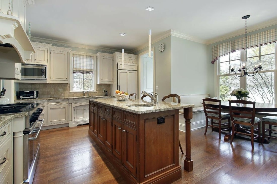 Weston 5" Modern Chrome Crystal Pendant Light for Kitchen or Dining Room: Weston 5" Modern Chrome Crystal Pendant Light for Kitchen or Dining Room This is a pre-owned modern pendant ceiling light fixture from the Weston Collection, featuring a clear seeded crystal bar and a