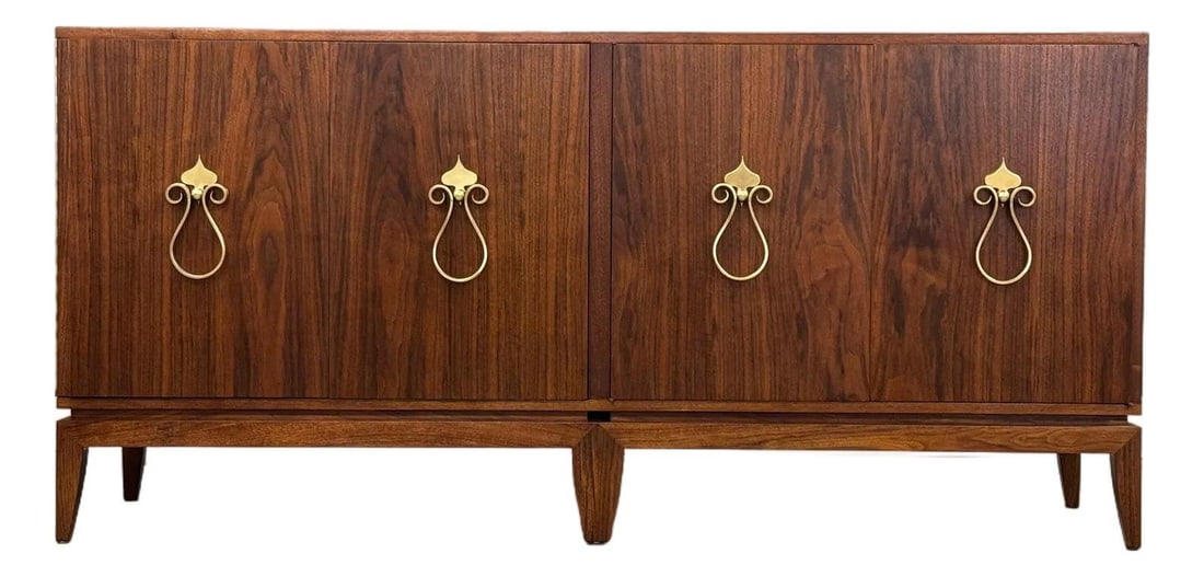Mid Century Modern Walnut Bar Credenza with Brass Hardware: Mid Century Modern Walnut Bar Credenza with Brass Hardware This stunning mid-century modern walnut bar credenza is a perfect addition to any stylish home. Featuring two doors adorned with dramatic bra