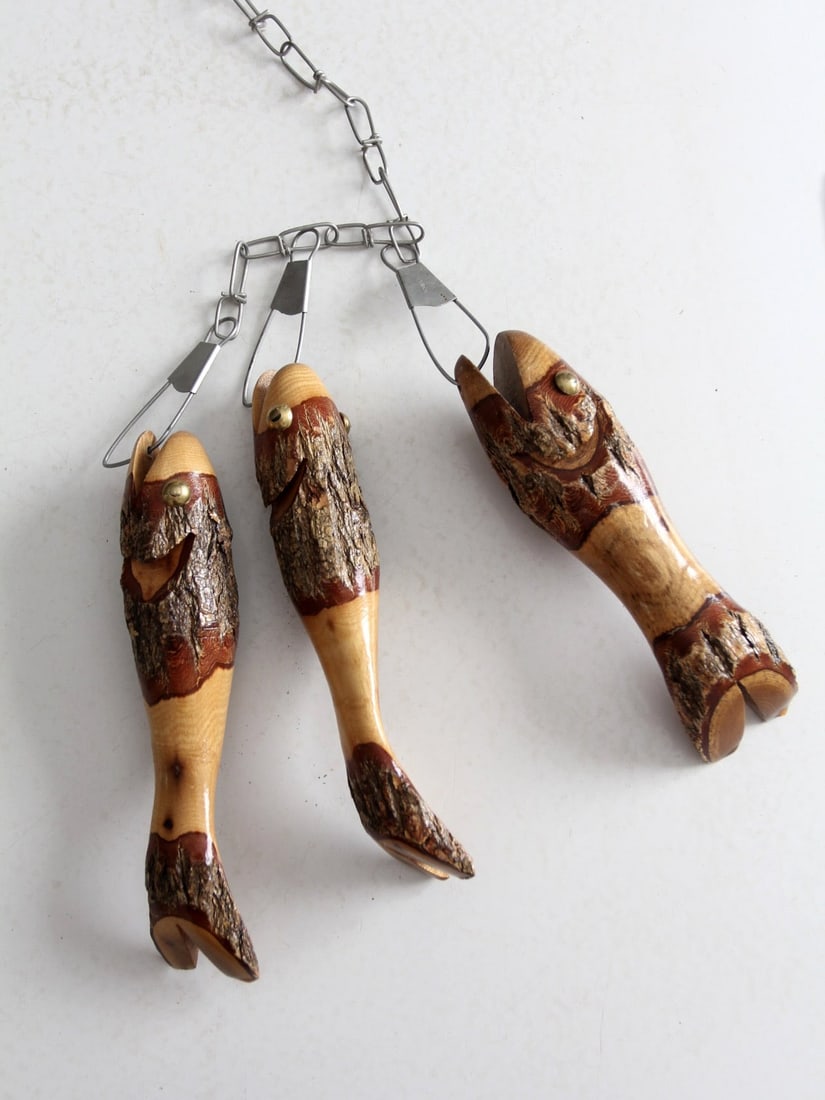 Hand-Carved Vintage Folk Art Wooden Fish Mobile 28 Inch: Hand-Carved Vintage Folk Art Wooden Fish Mobile 28 Inch This vintage folk art wooden fish mobile showcases a delightful rustic charm, featuring hand-carved fish that highlight the natural beauty of th