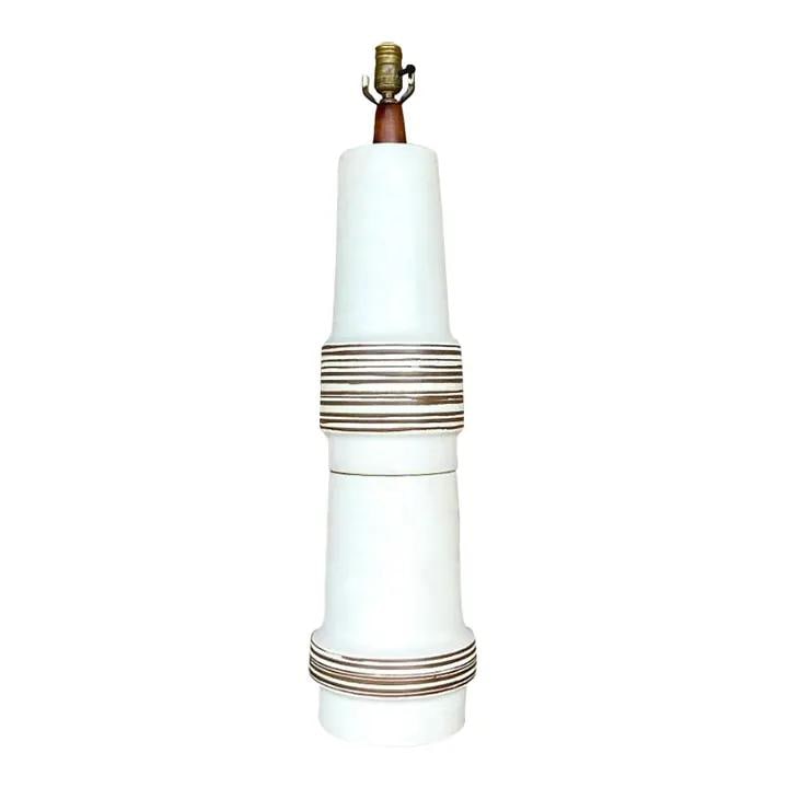 Vintage Midcentury Martz Ceramic Table Lamp with Alabaster Finish: Vintage Midcentury Martz Ceramic Table Lamp with Alabaster Finish This vintage midcentury table lamp, crafted by the renowned Gordon and Jane Martz, showcases a chic stacked ceramic design. The lamp f