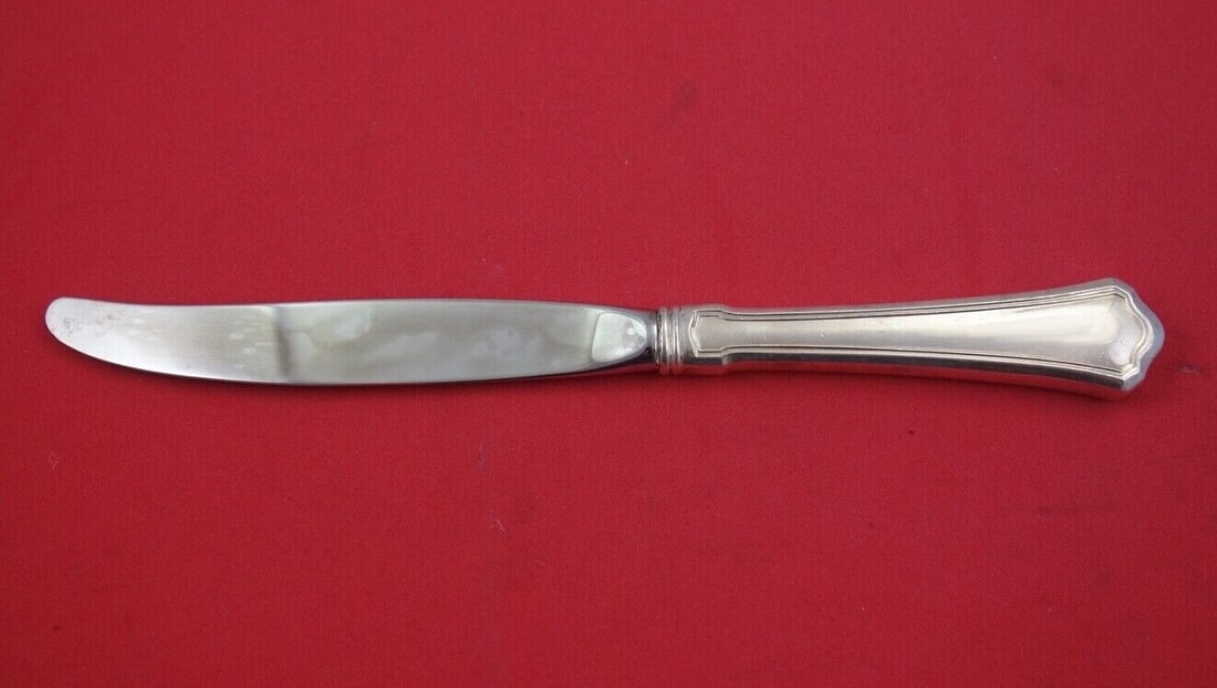 Washington Pattern Sterling Silver Dinner Knife by Wallace 9 1/4": Washington Pattern Sterling Silver Dinner Knife by Wallace 9 1/4" Introducing the Washington by Wallace Sterling Silver Dinner Knife, a perfect blend of elegance and functionality. This knife features