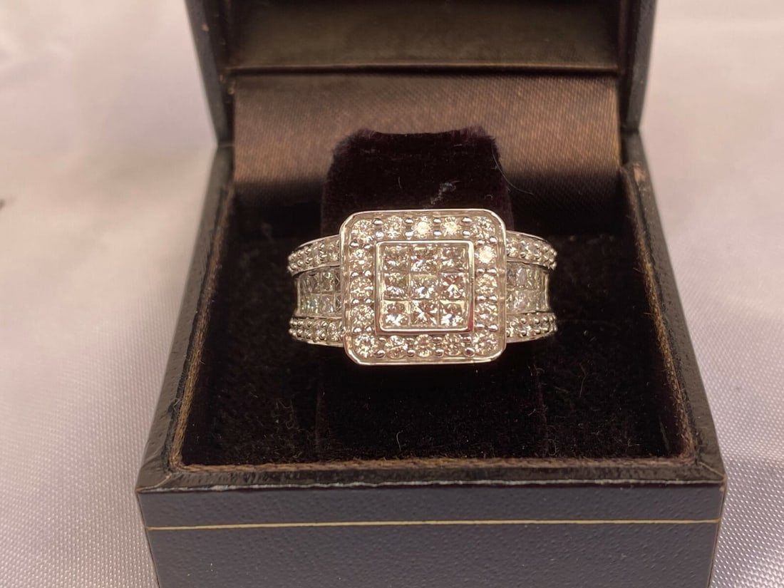 Elegant French 14K White Gold Diamond Ring 2ct G SI Size 7: Elegant French 14K White Gold Diamond Ring 2ct G SI Size 7 Presenting a stunning French 14K white gold diamond ring, size 7. This exquisite piece features approximately 2 ct of diamonds, boasting G co
