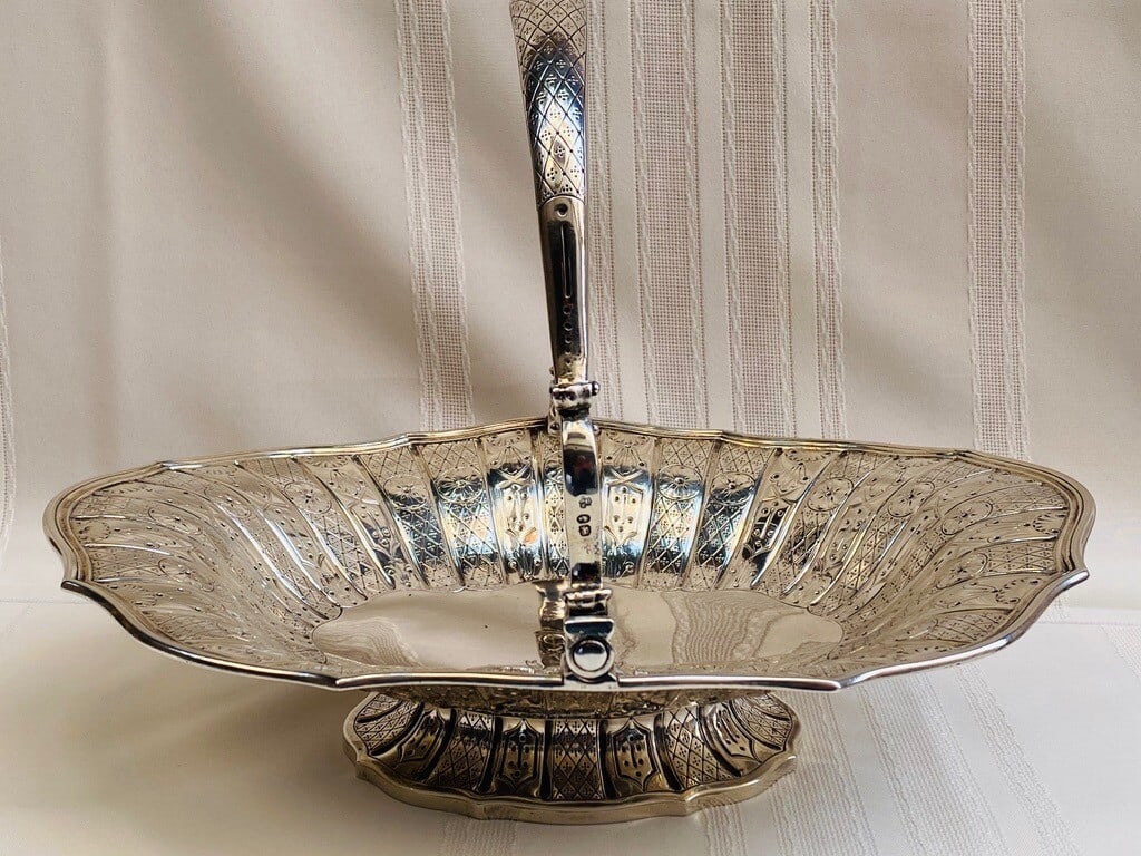 1839-40 Samuel Hardwood English Sterling Silver Basket: 1839-40 Samuel Hardwood English Sterling Silver Basket This exquisite English sterling silver basket, crafted by Samuel Hardwood in 1839-40, showcases remarkable artistry and detail. Featuring a strik