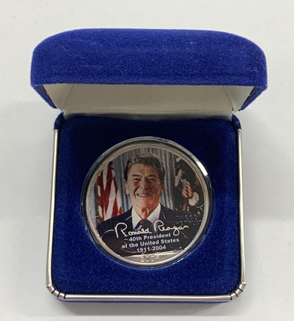 Colorized Ronald Reagan 2004 Silver Eagle Dollar Coin With Box: Colorized Ronald Reagan 2004 Silver Eagle Dollar Coin With Box This 2004 American Silver $1 Eagle coin features a colorized image of Ronald Reagan and comes in its original box. Struck in 0.999 fine s