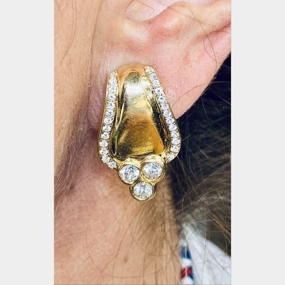 18K Yellow Gold 2.70 Ct Diamond Earrings with 62 Diamonds: 18K Yellow Gold 2.70 Ct Diamond Earrings with 62 Diamonds These exquisite earrings are crafted from 18K yellow gold and showcase a stunning total of 62 diamonds, weighing approximately 2.70 ct. The di