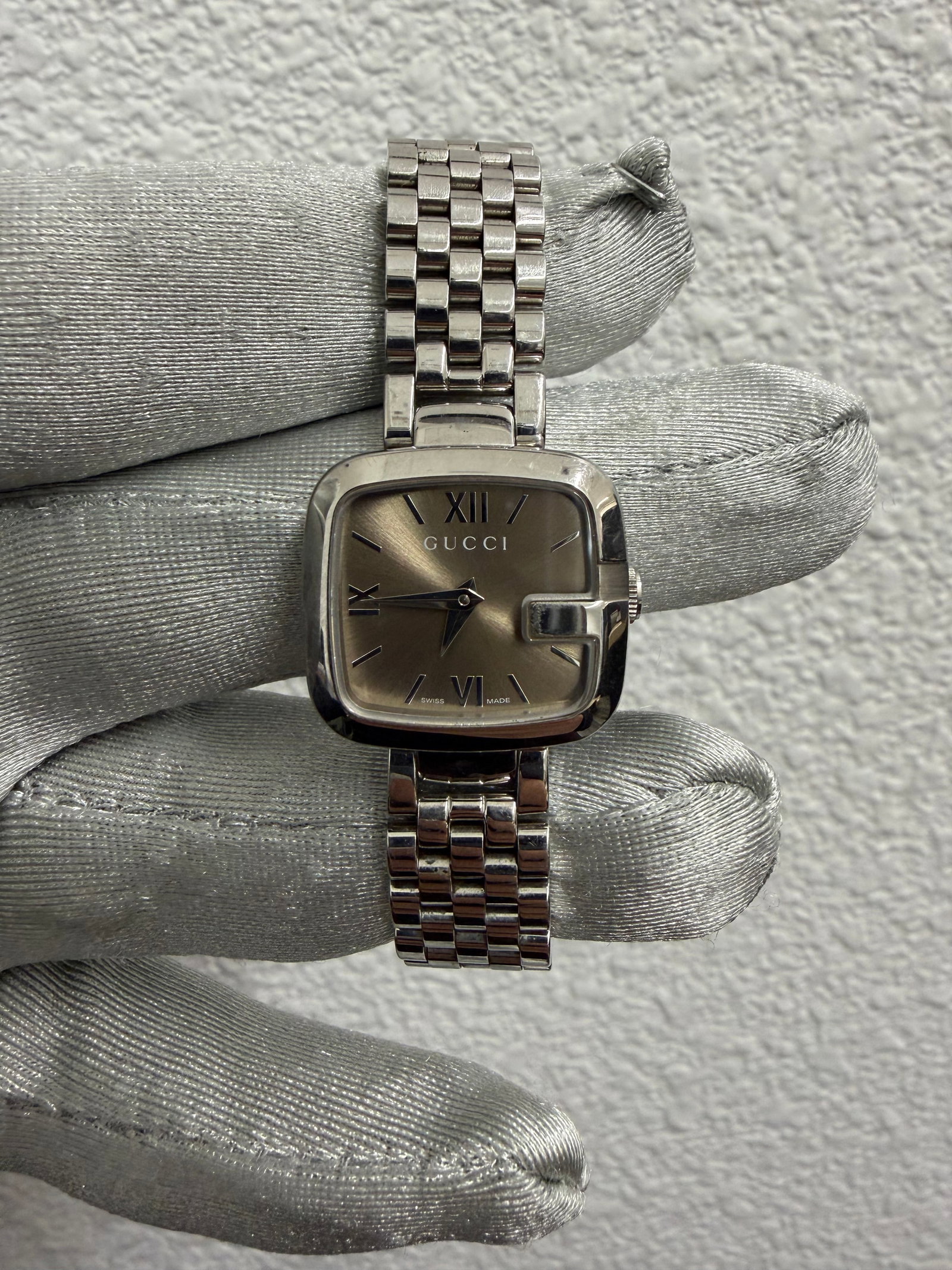 Gucci Ref 125.5 Stainless Steel Watch with Gray Dial 23mm: Gucci Ref 125.5 Stainless Steel Watch with Gray Dial 23mm This Gucci watch features a sleek gray dial and a stainless steel case. The watch measures 23mm in size and is in good condition. Specificatio