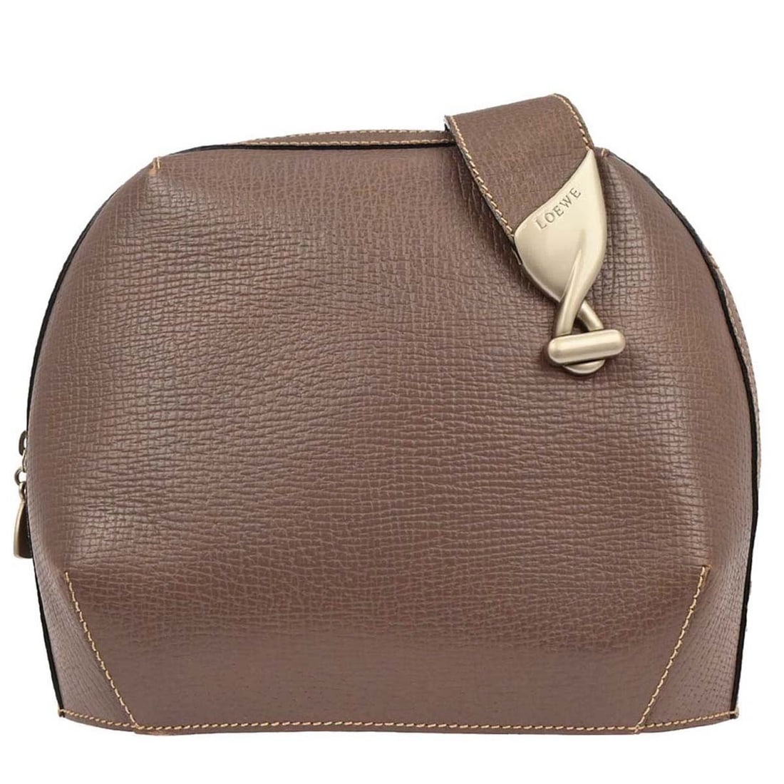Loewe Brown Leather Shoulder Bag with Inner Pockets: Loewe Brown Leather Shoulder Bag with Inner Pockets This stylish Loewe Shoulder Bag is crafted from high-quality brown leather, making it both elegant and durable. With a medium size, it is perfect fo