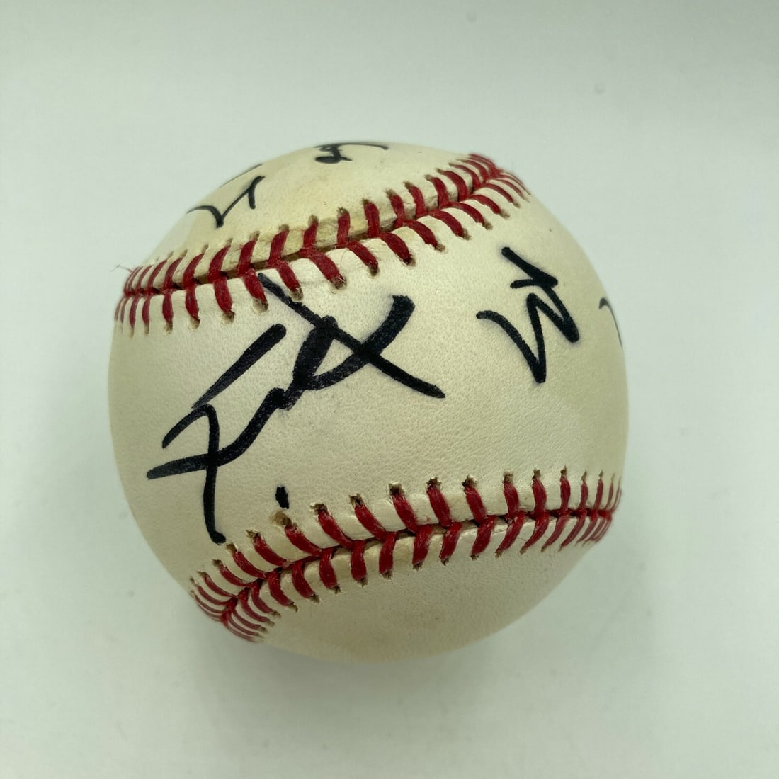Linkin Park Signed Baseball with Chester Bennington JSA Authenticated 6 Signatures: Linkin Park Signed Baseball with Chester Bennington JSA Authenticated 6 Signatures This is an Official Major League baseball signed by all six members of Linkin Park, including the late Chester Bennin
