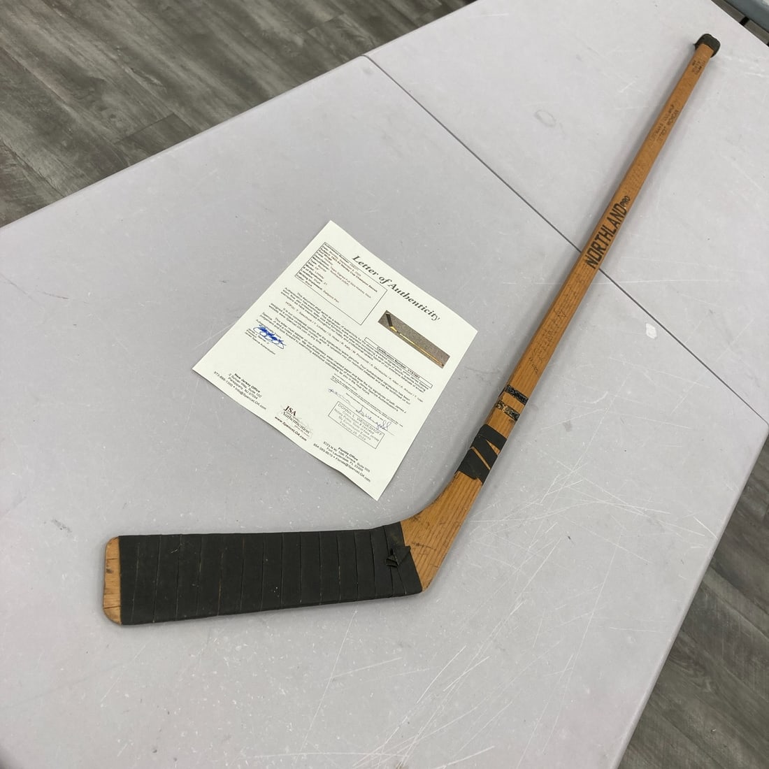1953 Detroit Red Wings Team Signed Ted Lindsay Game Used Stick JSA COA: 1953 Detroit Red Wings Team Signed Ted Lindsay Game Used Stick JSA COA This 1954-55 game used stick from Ted Lindsay, a legendary player of the Detroit Red Wings, is a remarkable piece of hockey memor