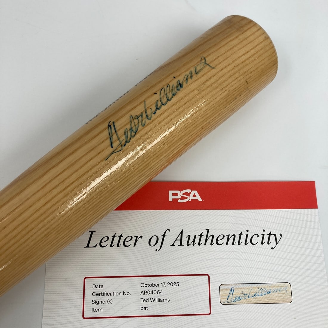 Ted Williams Signed Rawlings Big Stick Bat with PSA DNA COA: Ted Williams Signed Rawlings Big Stick Bat with PSA DNA COA This is an original Rawlings Big Stick baseball bat signed by the legendary player Ted Williams, known for his remarkable career with the Bo