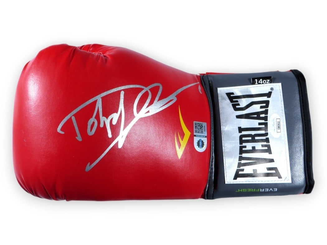 Dolph Lundgren Autographed Boxing Glove Rocky IV JSA Authenticated: Dolph Lundgren Autographed Boxing Glove Rocky IV JSA Authenticated This authentic boxing glove is personally signed by Dolph Lundgren, known for his iconic role as Ivan Drago in the film Rocky IV. The