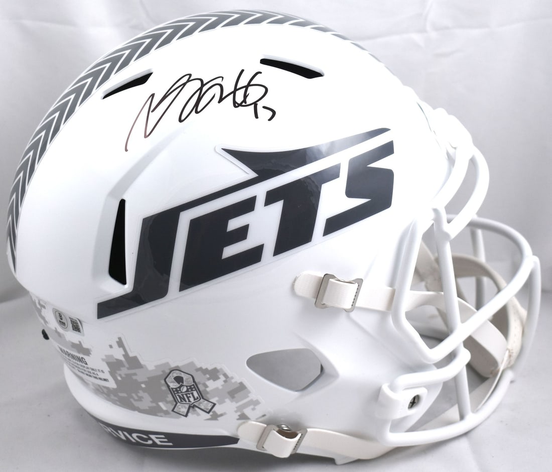 New York Jets Salute Speed Helmet Signed by Davante Adams Beckett Hologram: New York Jets Salute Speed Helmet Signed by Davante Adams Beckett Hologram This is a pre-owned New York Jets Salute 2024 full-size Speed helmet signed by Davante Adams. The helmet is an original colle