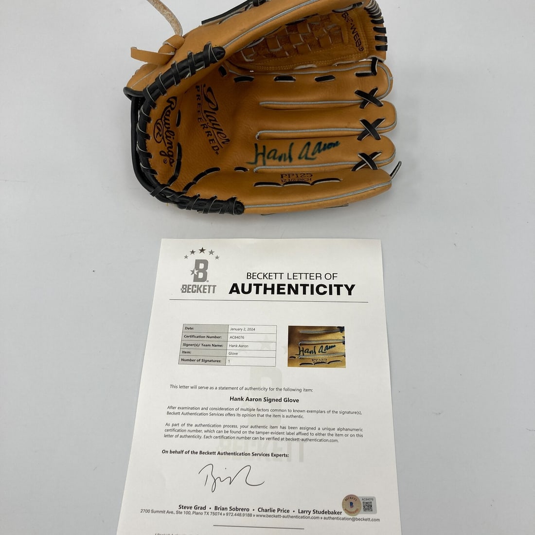 Hank Aaron Signed Rawlings Glove Beckett Authenticated Baseball (1 of 8)