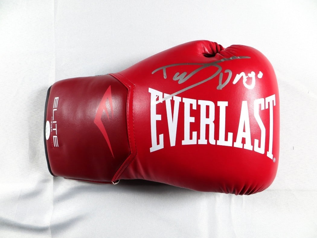 Dolph Lundgren Signed Boxing Glove Rocky IV Drago JSA Authenticated: Dolph Lundgren Signed Boxing Glove Rocky IV Drago JSA Authenticated This boxing glove is a remarkable collectible signed by Dolph Lundgren, famously known for his role as Ivan Drago in the iconic film