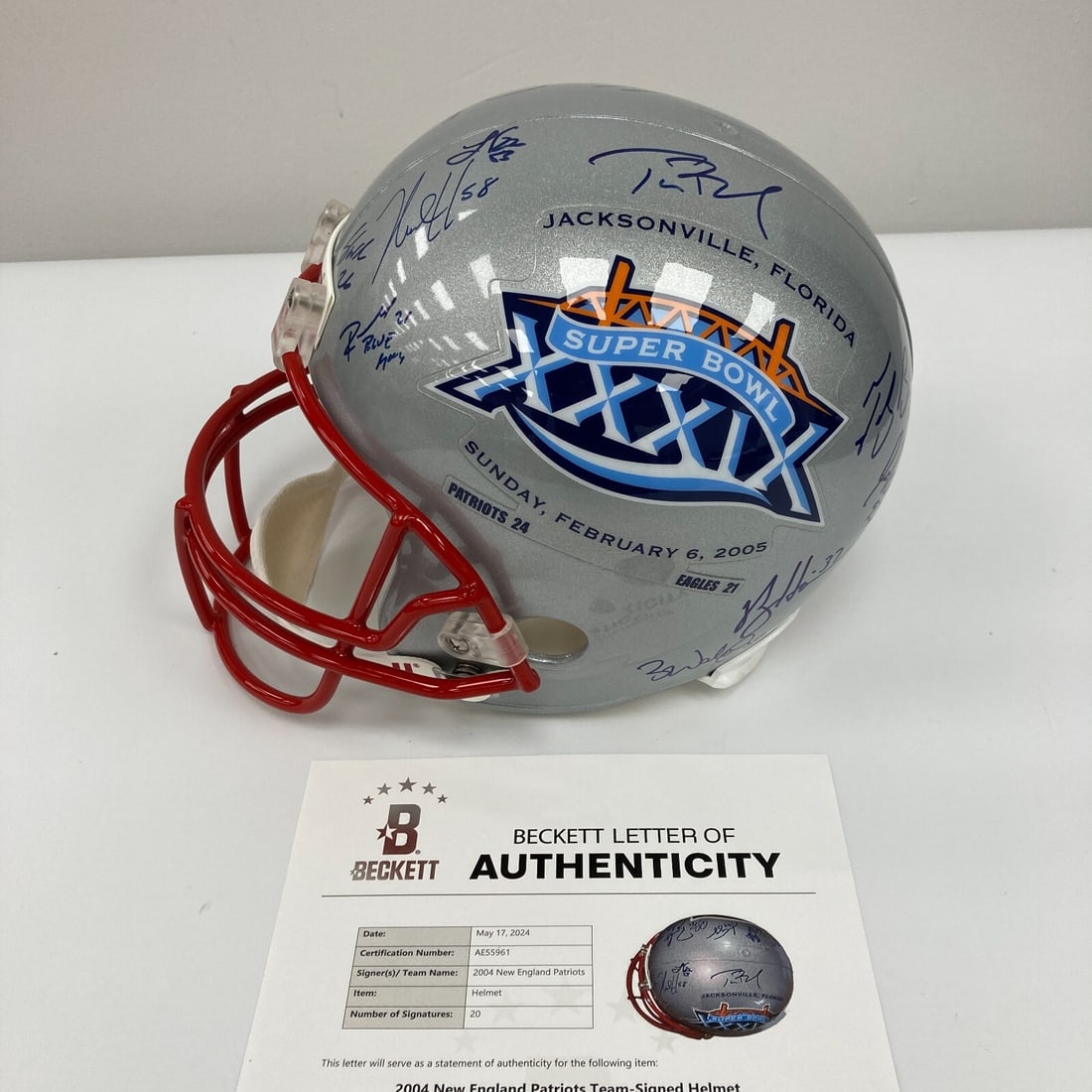 2004 New England Patriots Signed Helmet Tom Brady BAS Authenticated: 2004 New England Patriots Signed Helmet Tom Brady BAS Authenticated Celebrate the 2004 New England Patriots' Super Bowl victory with this team-signed helmet featuring the signatures of iconic players,