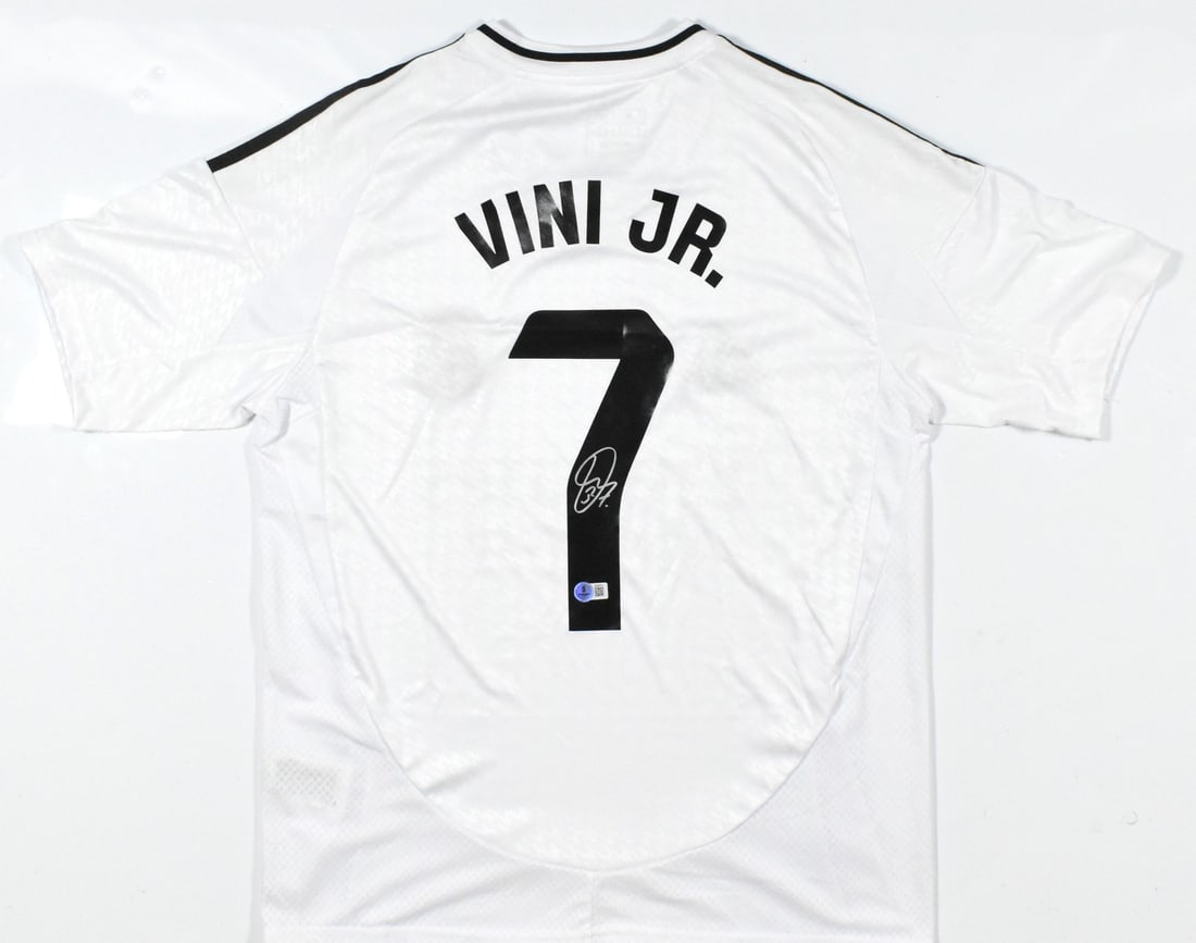 Real Madrid Home Jersey Signed by Vinicius Jr Beckett Hologram #7: Real Madrid Home Jersey Signed by Vinicius Jr Beckett Hologram #7 This Real Madrid home soccer jersey features the signature of Vinicius Jr. and displays his number 7. The jersey is an original item a