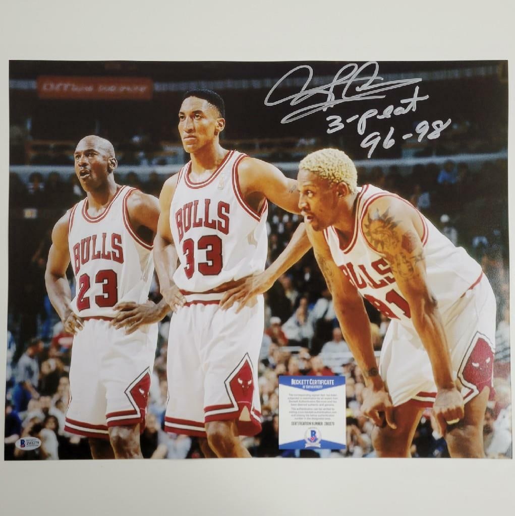 Dennis Rodman Signed 16x20 Photo 3-Peat 96-98 Chicago Bulls Beckett BAS: Dennis Rodman Signed 16x20 Photo 3-Peat 96-98 Chicago Bulls Beckett BAS This is a remarkable signed photograph of Dennis Rodman commemorating the Chicago Bulls' 3-Peat from 1996 to 1998. The photo, si