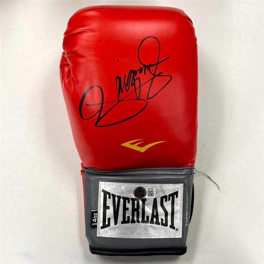 Red Everlast boxing glove signed by Manny Pacquiao with Beckett authentication (1 of 4)