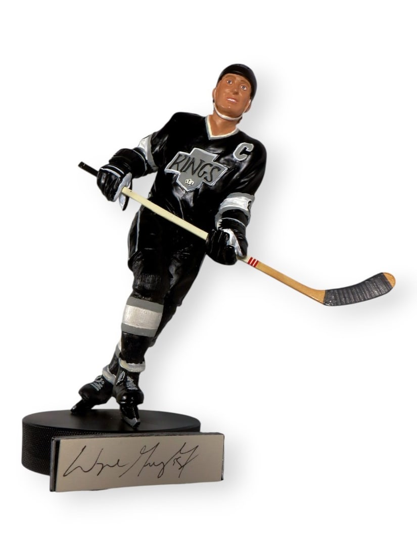 Wayne Gretzky Autographed Kings Figurine 703/1851 Gartlan USA: Wayne Gretzky Autographed Kings Figurine 703/1851 Gartlan USA This collectible figurine features Wayne Gretzky, one of hockey's most legendary players, showcasing his signature in a stunning depiction
