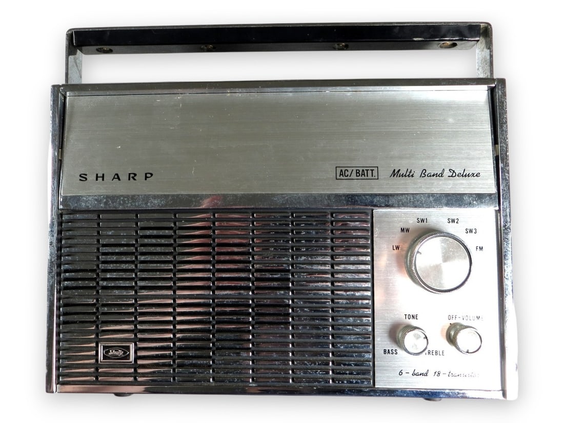 Sharp Radio and 1993 Auction Guide Featuring Ernie Banks Chicago Cubs: Sharp Radio and 1993 Auction Guide Featuring Ernie Banks Chicago Cubs This is an original Ernie Banks Sharp Radio from 1960, commemorating the Chicago Cubs legend. The item includes both the radio and