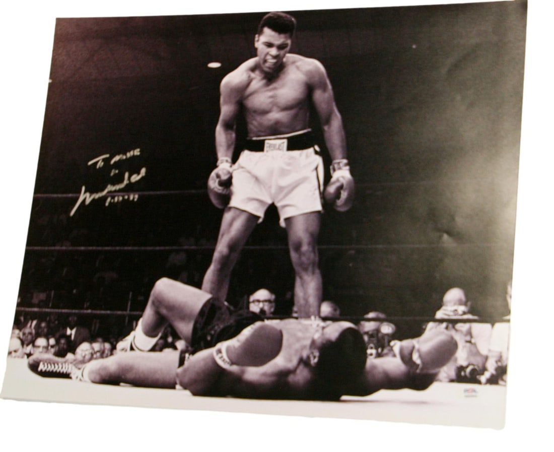 16x20 Photograph Signed by Muhammad Ali with PSA DNA Letter to Mike: 16x20 Photograph Signed by Muhammad Ali with PSA DNA Letter to Mike This is a pre-owned 16x20 inch photograph autographed by Muhammad Ali, featuring the personalized inscription "To Mike." The autogra