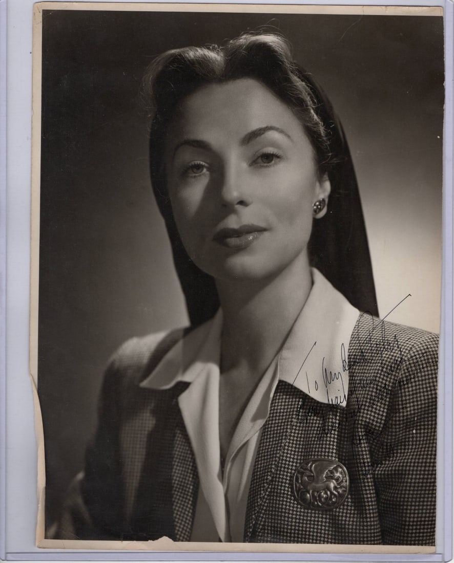 Agnes Moorehead 10x13.5 Signed Photograph with JSA Authentication: Agnes Moorehead 10x13.5 Signed Photograph with JSA Authentication This is a vintage 10 x 13.5 inch photograph signed by actress Agnes Moorehead. The autograph has been authenticated by James Spence Au
