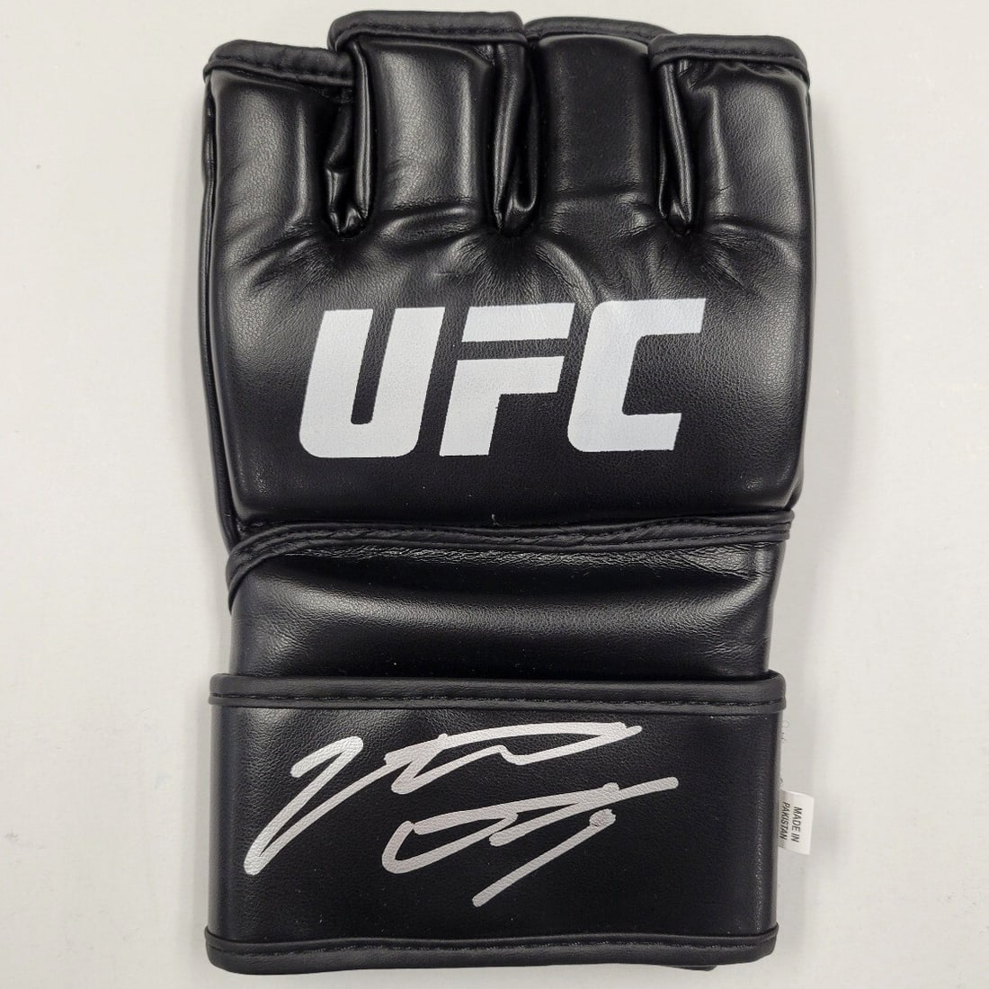 Nate Diaz Signed UFC Glove Beckett Authenticated MMA Memorabilia: Nate Diaz Signed UFC Glove Beckett Authenticated MMA Memorabilia This is an original UFC glove signed by MMA fighter Nate Diaz, known for his impressive career in the UFC. The glove comes with a Becke