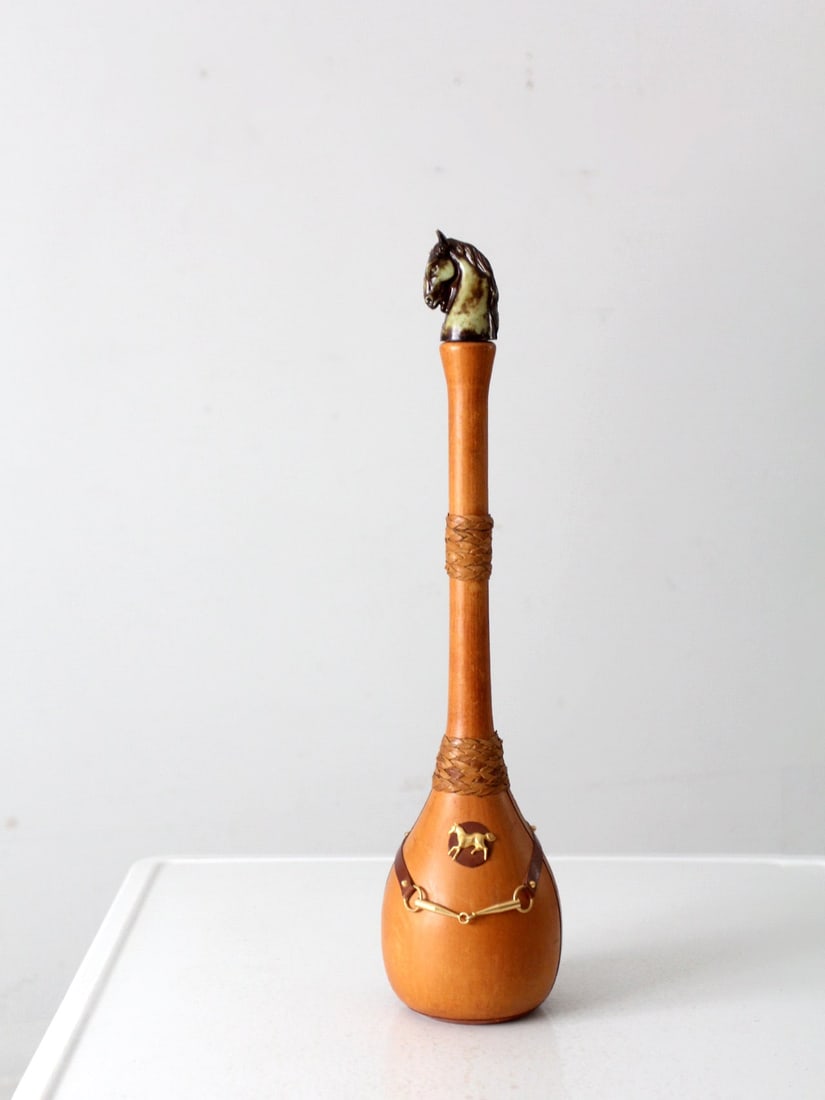 Vintage Italian Equestrian Decanter Leather Green Glass Horse Topper: Vintage Italian Equestrian Decanter Leather Green Glass Horse Topper This vintage Italian equestrian decanter showcases a unique design with a green glass bottle elegantly wrapped in leather and adorn