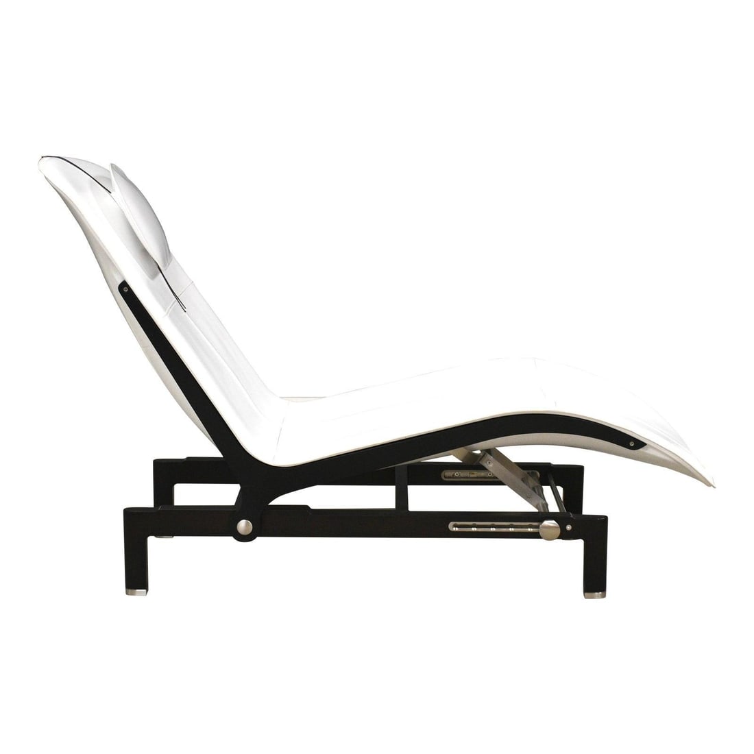 Giorgetti Ella Chaise Lounge Chair by Chi Wing Lo in White Leather: Giorgetti Ella Chaise Lounge Chair by Chi Wing Lo in White Leather Experience modern elegance with this Mid 20th Century Giorgetti Ella Chaise Lounge Chair, designed by Chi Wing Lo. This striking piec