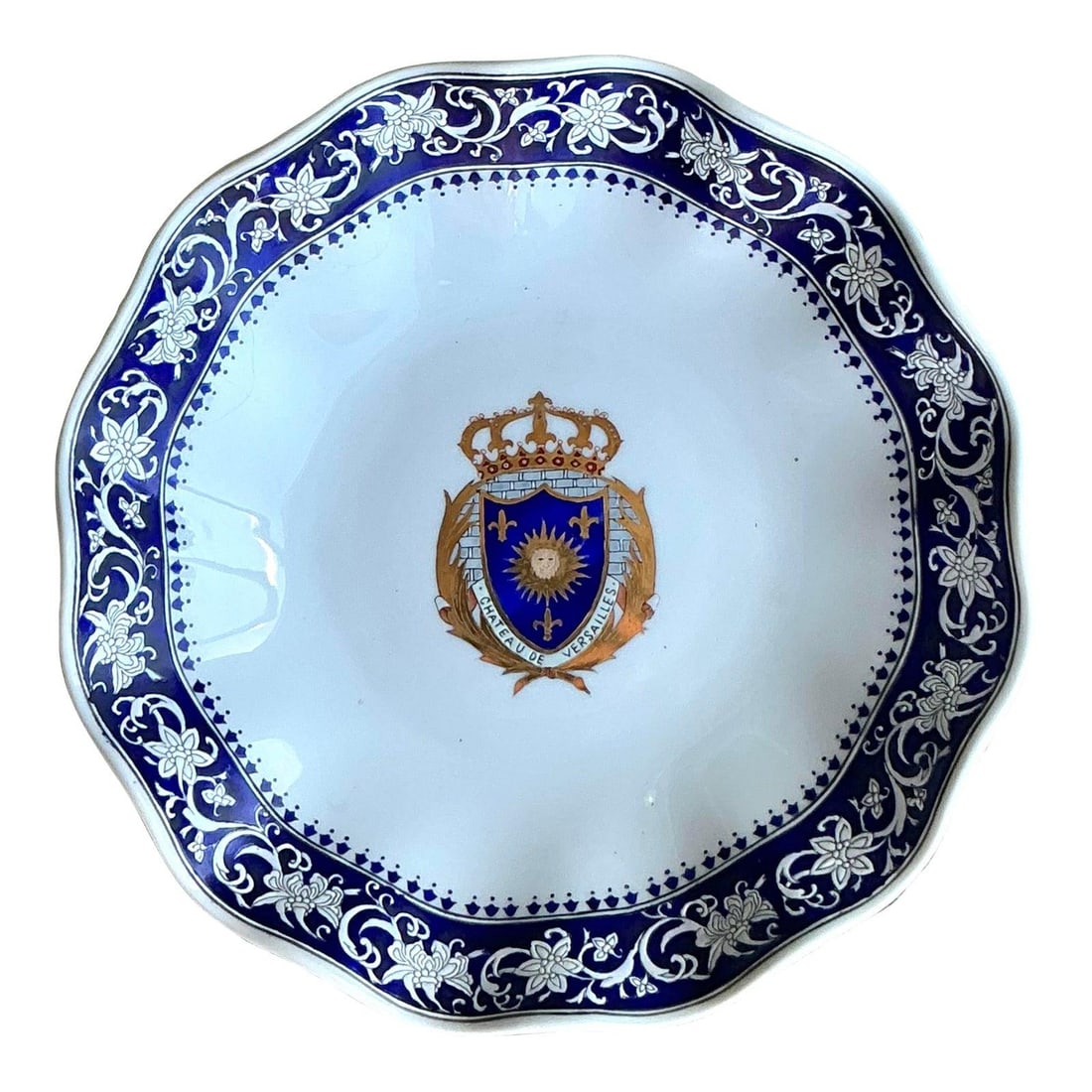 Vintage Chinese Export Bowl Chateau de Versailles Cobalt Blue Porcelain: Vintage Chinese Export Bowl Chateau de Versailles Cobalt Blue Porcelain Enhance your tabletop or display with this exquisite vintage Chinese export bowl featuring the "Chateau de Versailles" crest at 