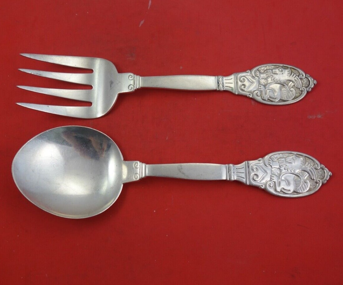 Egyptian Motif Sterling Silver Salad Serving Set 9 Inch: Egyptian Motif Sterling Silver Salad Serving Set 9 Inch This exquisite salad serving set features an elegant Egyptian motif crafted from high-quality sterling silver. The set measures 9 inches and sho