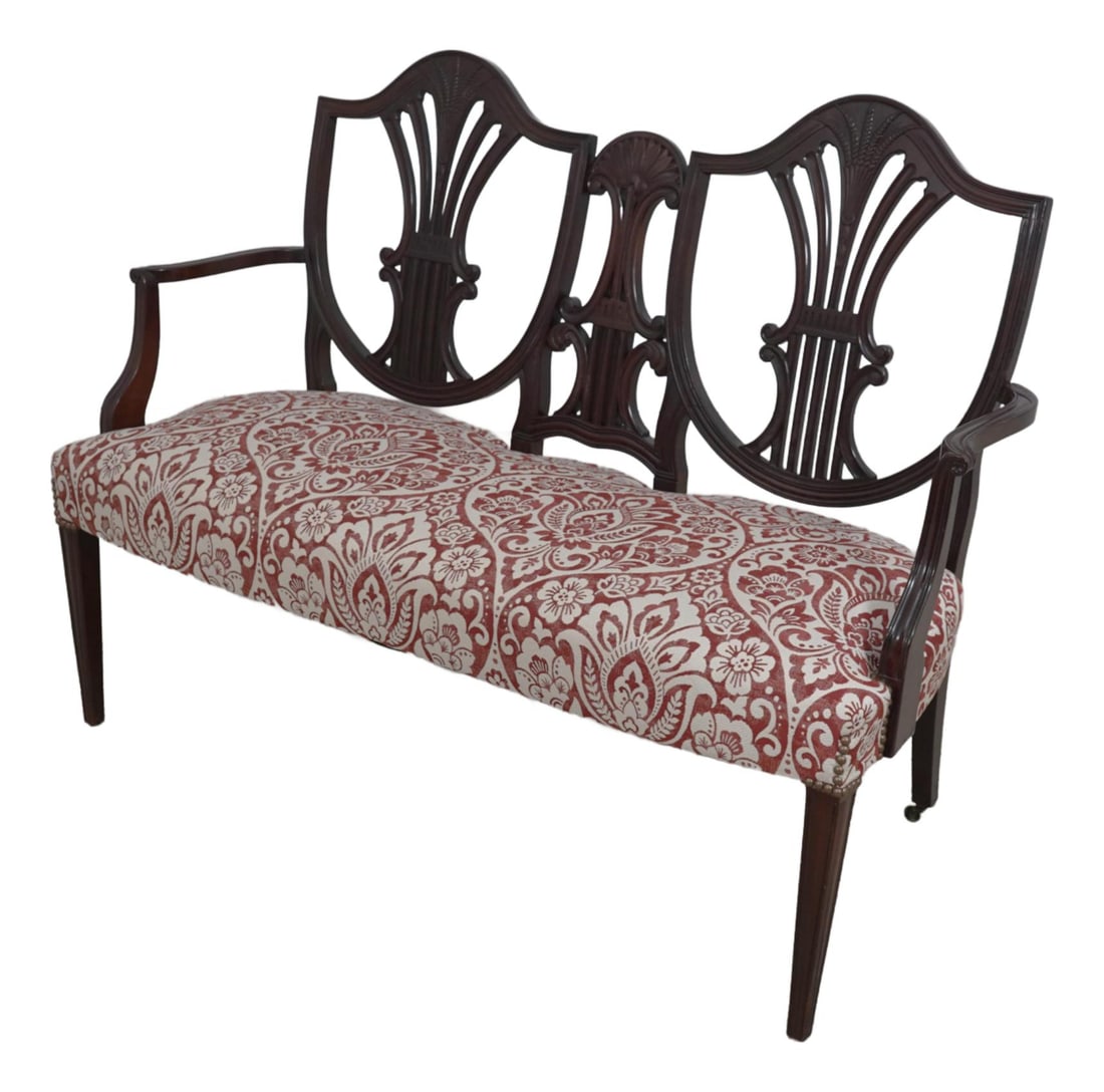 Vintage Federal Style Mahogany Double Shield Back Settee: Vintage Federal Style Mahogany Double Shield Back Settee This vintage Federal style double shield back settee showcases exquisite craftsmanship and elegant design, dating back to the 1920s. Constructe