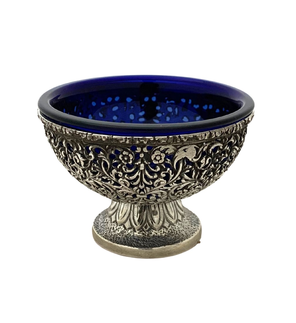 Italian 925 Sterling Silver Blue Glass Lace Swirl Salt Holder: Italian 925 Sterling Silver Blue Glass Lace Swirl Salt Holder This exquisite single salt holder is crafted from fine Italian 925 sterling silver and features a stunning blue glass accent. The handmade