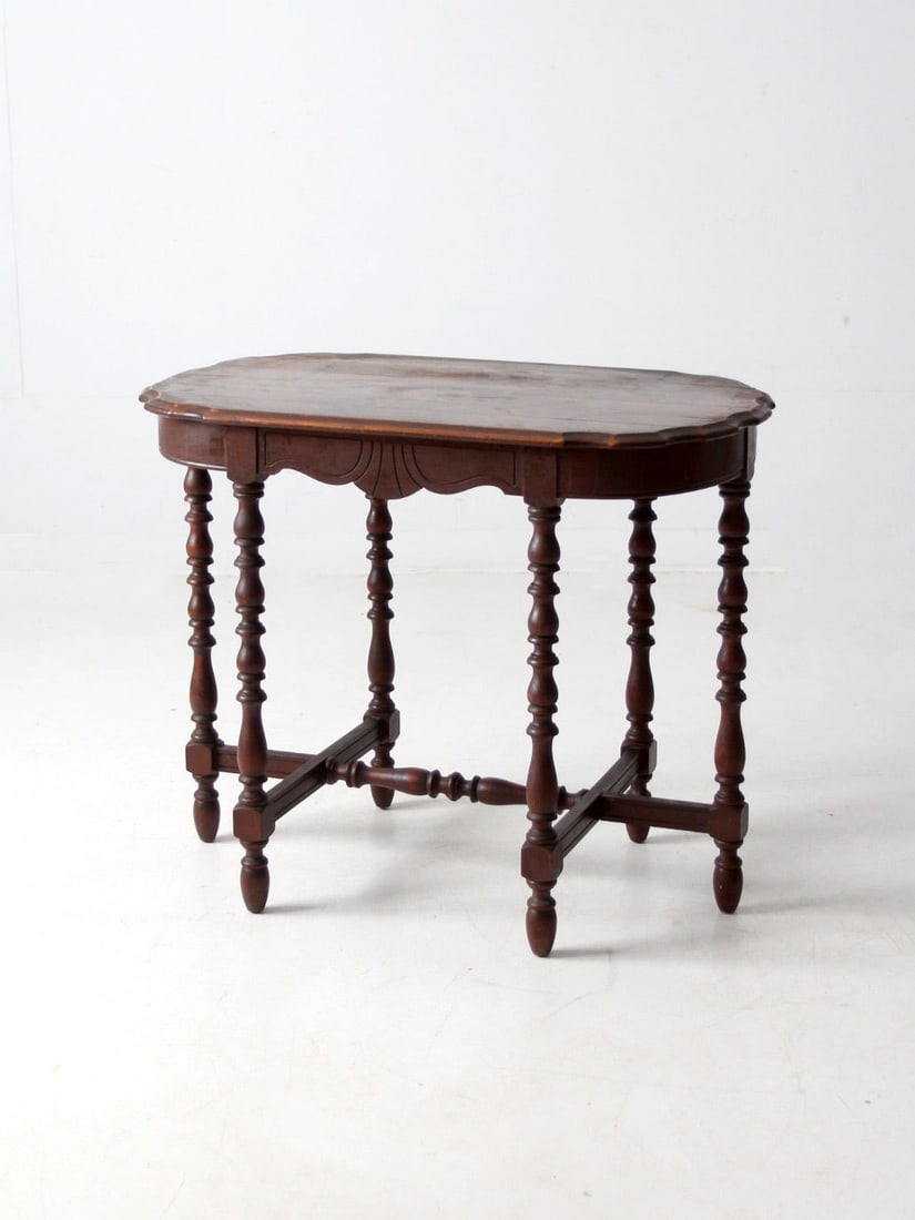 Colonial Revival Antique Accent Table with Scalloped Top: Colonial Revival Antique Accent Table with Scalloped Top This early 20th century accent table exemplifies the Colonial Revival style with a charming cottage touch. It features a scalloped-edge top ado