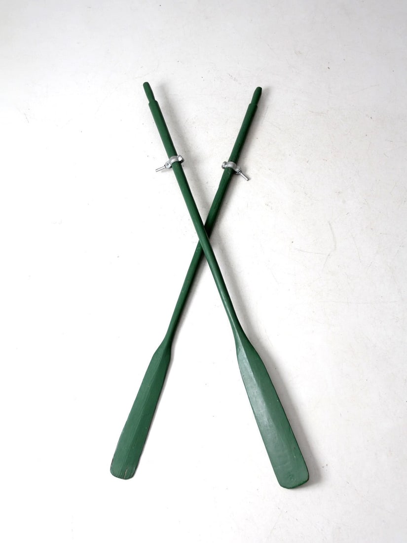 Pair of Green Painted Vintage Wooden Oars for Wall Display: Pair of Green Painted Vintage Wooden Oars for Wall Display This pair of vintage painted wooden oars features a deep green finish and a long, linear shape, making them ideal decorative pieces for wall 