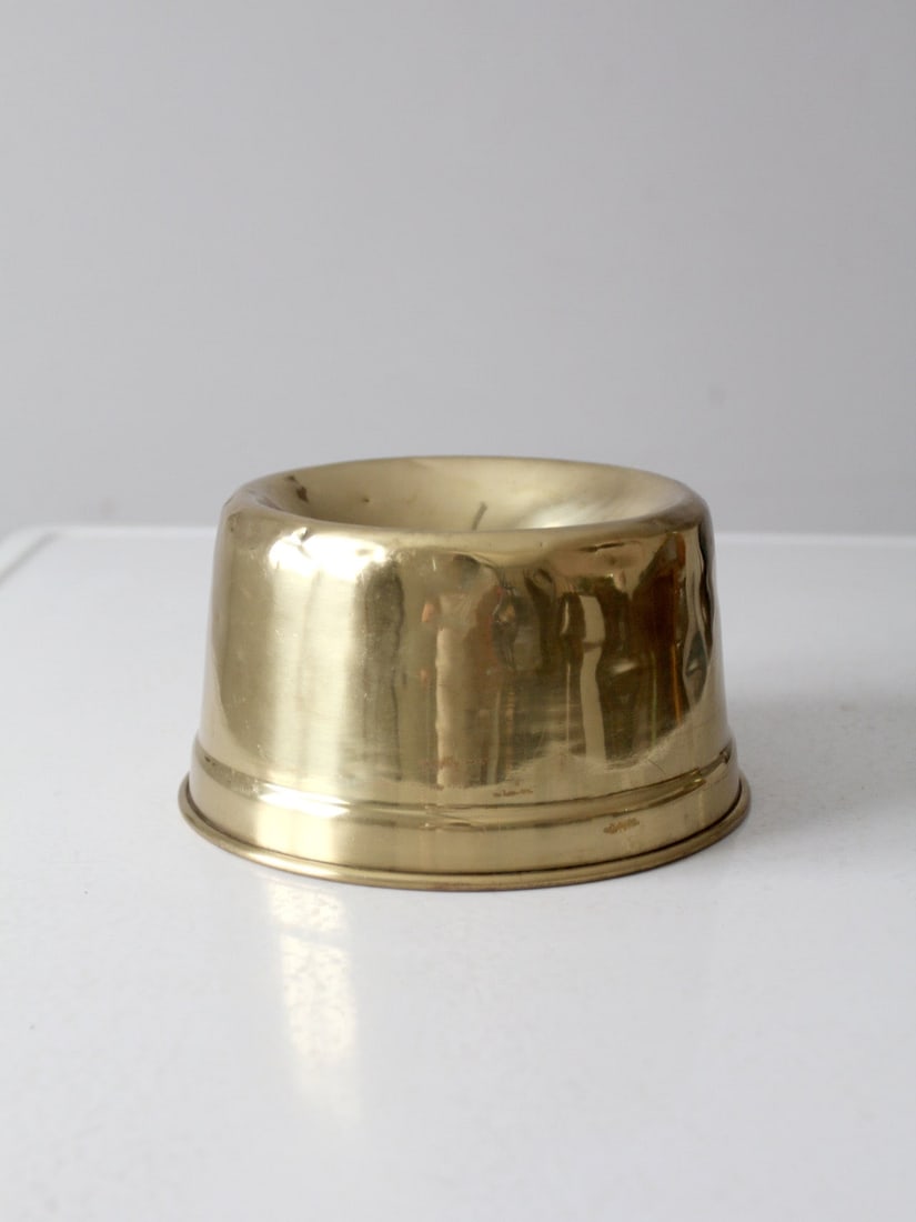 Antique Brass Spittoon Removable Container Vintage Pub Decor: Antique Brass Spittoon Removable Container Vintage Pub Decor This vintage brass spittoon is not only a piece of history but also a versatile decorative item. Featuring a removable container for easy c