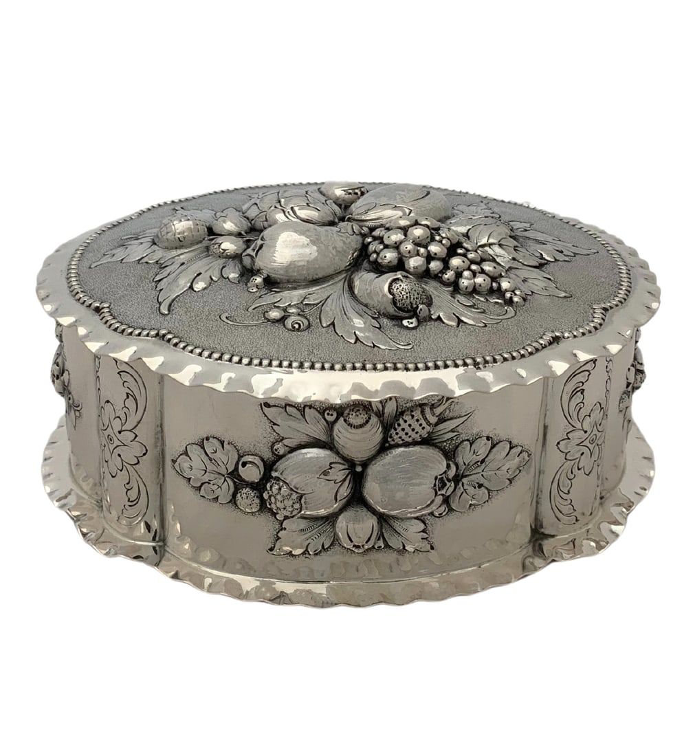 Antique Karl Sohnlein Hanau 800 Silver Handmade Oval Box: Antique Karl Sohnlein Hanau 800 Silver Handmade Oval Box This exquisite antique oval box is crafted from 800 silver and showcases the artistry of Karl Sohnlein & Sohne, made in Italy. The box features