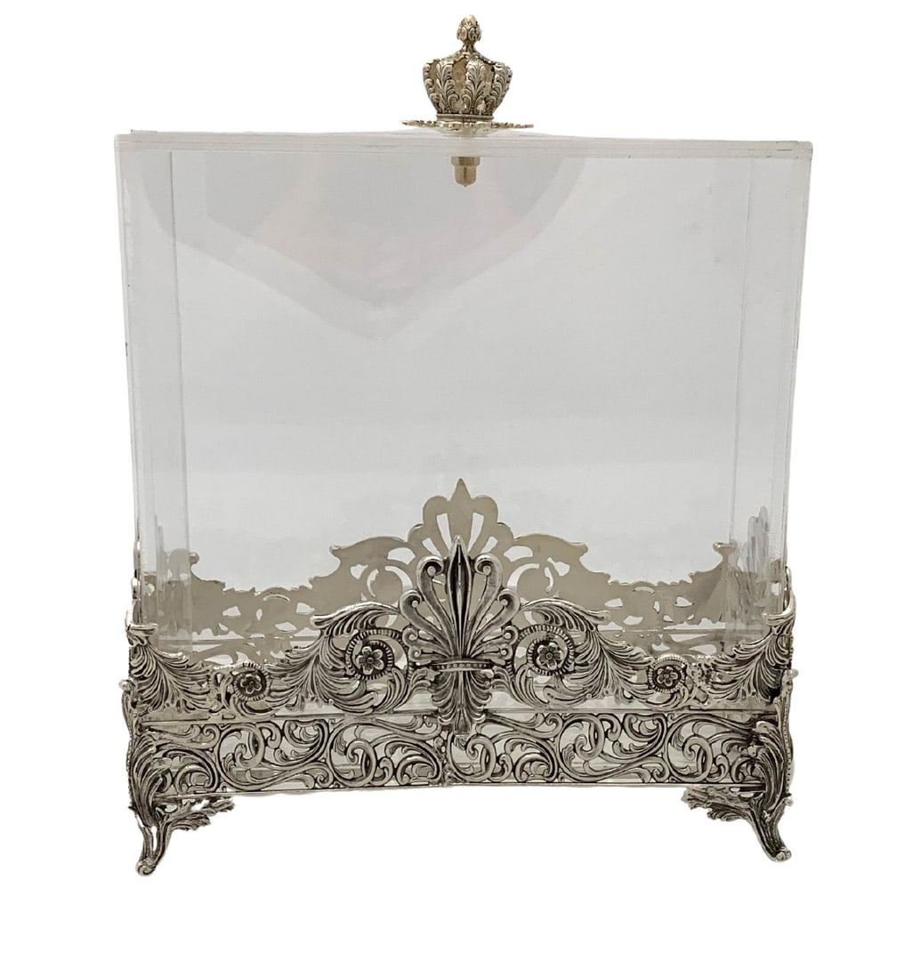 925 Sterling Silver Handmade Crown Matzah Holder with Leaf Applique: 925 Sterling Silver Handmade Crown Matzah Holder with Leaf Applique This exquisite 925 Sterling Silver and Lucite square Passover matzah holder showcases a beautifully handmade chased leaf applique wi