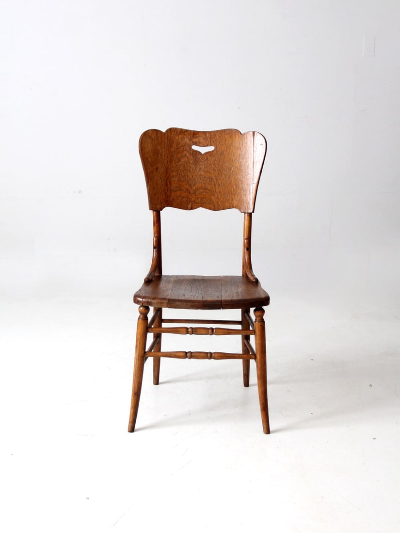 Victorian Antique Oak Accent Chair with Cutout Backrest: Victorian Antique Oak Accent Chair with Cutout Backrest This Antique Oak Accent Chair showcases a beautifully crafted veneer backrest featuring an elegant cutout design. Designed in the Victorian styl