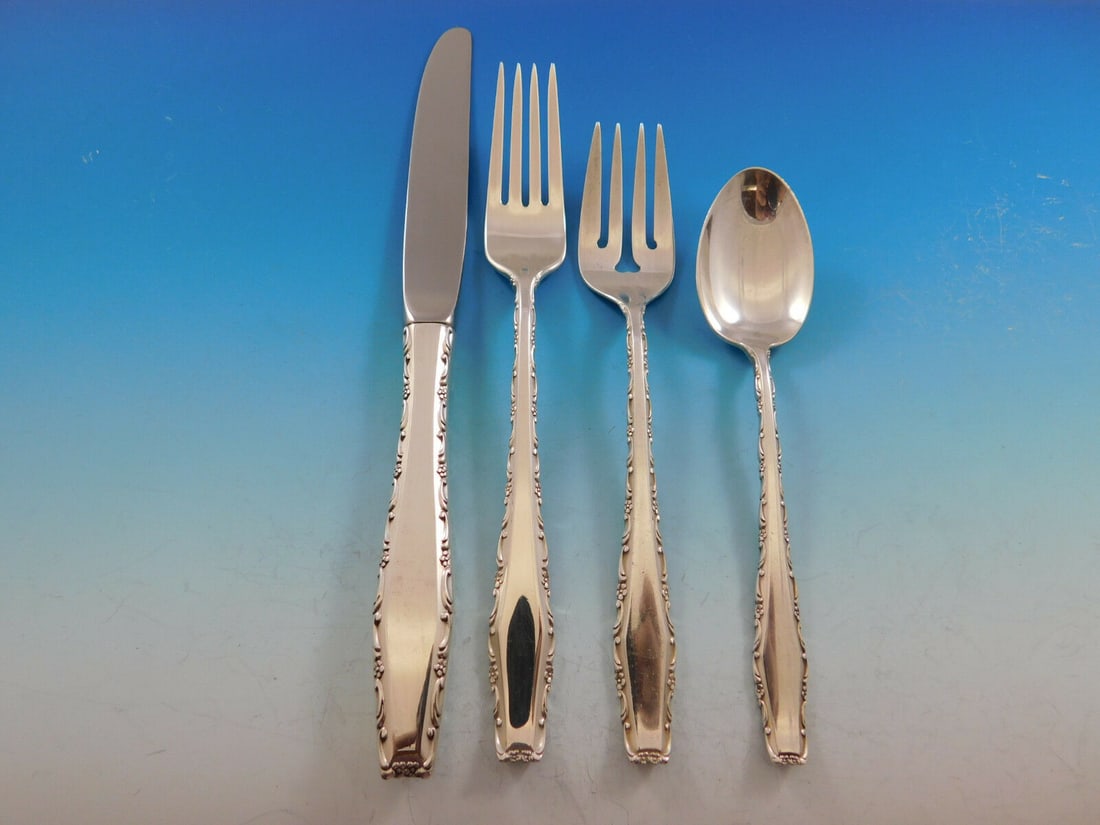 Lunt Rapallo Sterling Silver 4-Piece Place Setting: Lunt Rapallo Sterling Silver 4-Piece Place Setting Enhance your dining experience with this exquisite Rapallo by Lunt Sterling Silver 4-piece place setting. Crafted from high-quality sterling silver, 