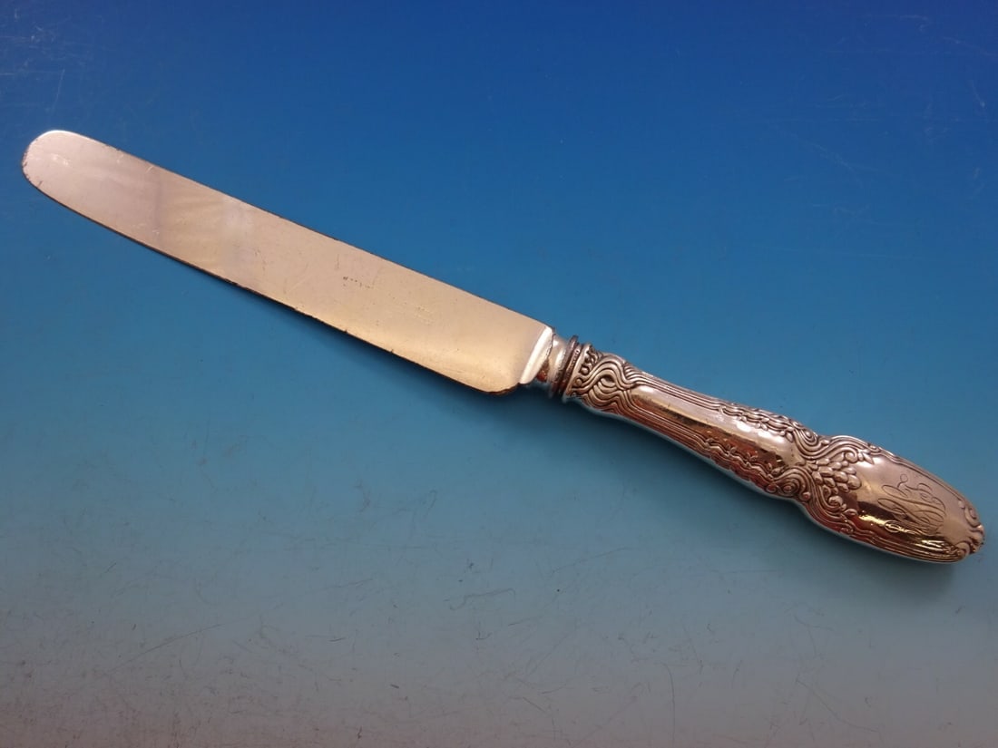 Tiffany & Co. Broom Corn Sterling Silver Dinner Knife Blunt Blade 10.5": Tiffany & Co. Broom Corn Sterling Silver Dinner Knife Blunt Blade 10.5" Experience the elegance of this sterling silver dinner knife from Tiffany & Co., featuring the exquisite Broom Corn pattern. Thi