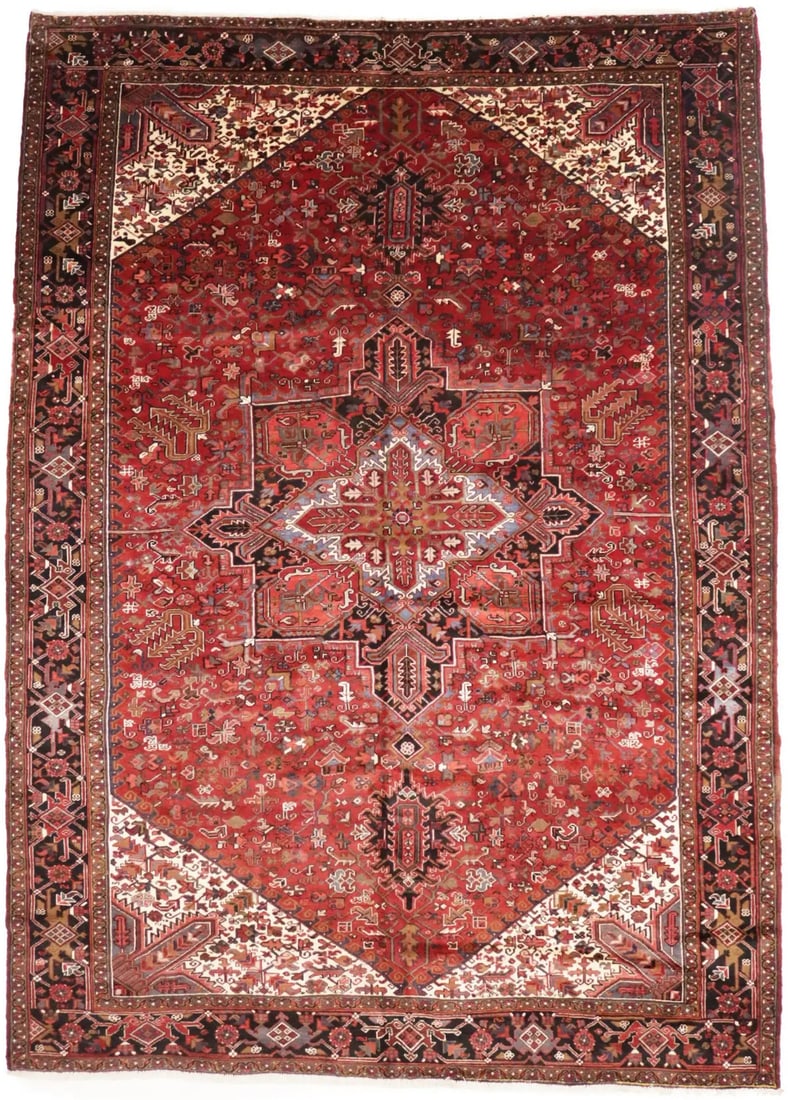 Vintage Heriz Oriental Rug 11' x 15'5 Hand-Knotted Wool Geometric Design: Vintage Heriz Oriental Rug 11' x 15'5 Hand-Knotted Wool Geometric Design This vintage Heriz Oriental rug features a stunning palatial geometric design, perfect for enhancing your farmhouse decor. Hand