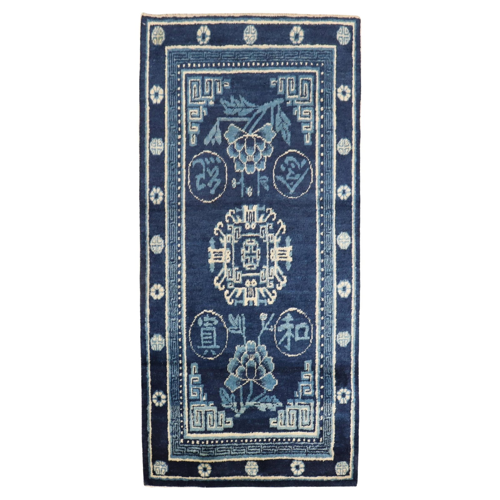 Vintage Hand-Woven Chinese Folk Art Scatter Rug Blue White 1940s: Vintage Hand-Woven Chinese Folk Art Scatter Rug Blue White 1940s This exquisite early 20th century Chinese scatter rug is a stunning example of folk art, hand-woven with care. Crafted from high-qualit