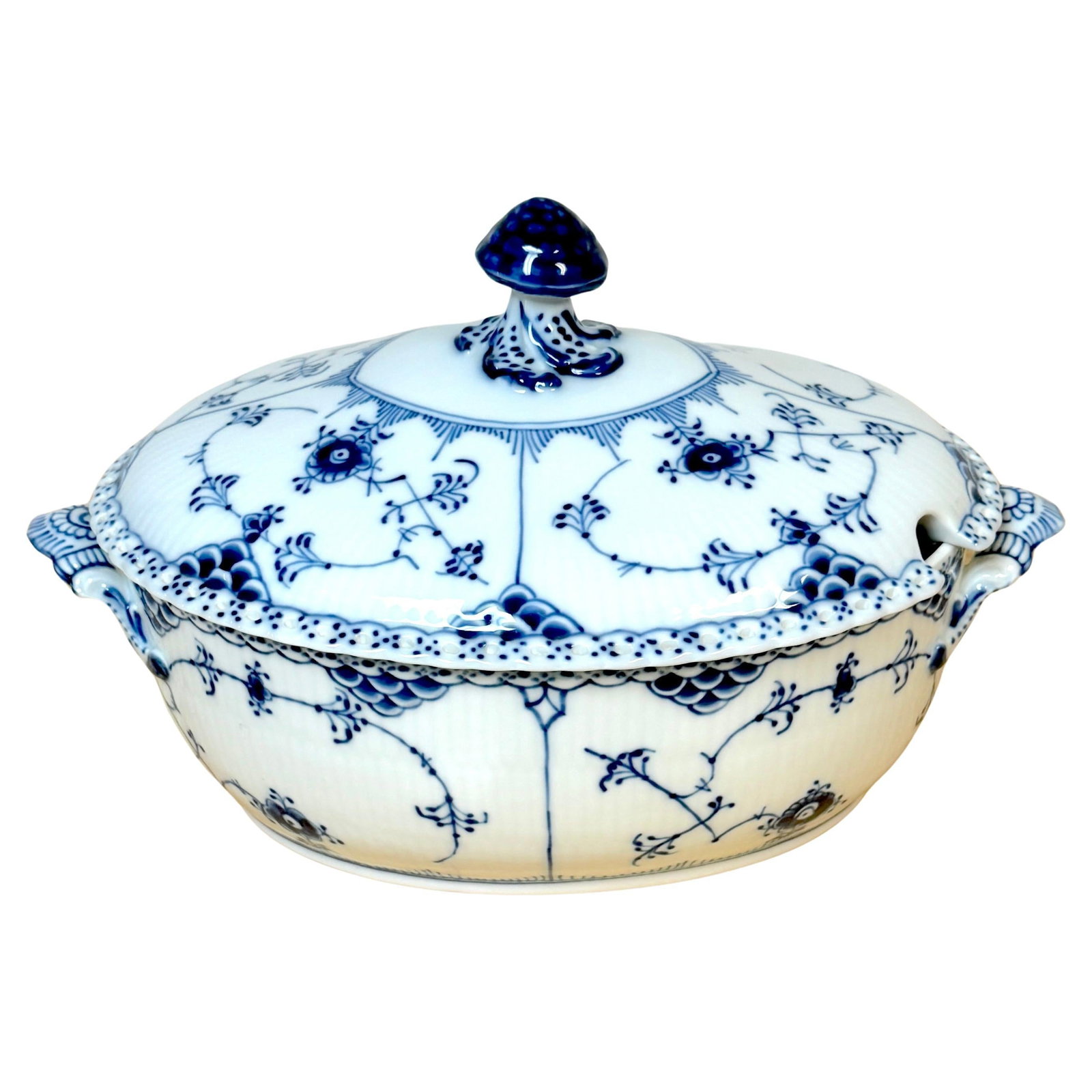 Blue Fluted Half Lace Porcelain Tureen with Lid by Royal Copenhagen 200CL: Blue Fluted Half Lace Porcelain Tureen with Lid by Royal Copenhagen 200CL This Royal Copenhagen Blue Fluted Half Lace tureen with lid is crafted from hand-painted porcelain in Denmark during the late 