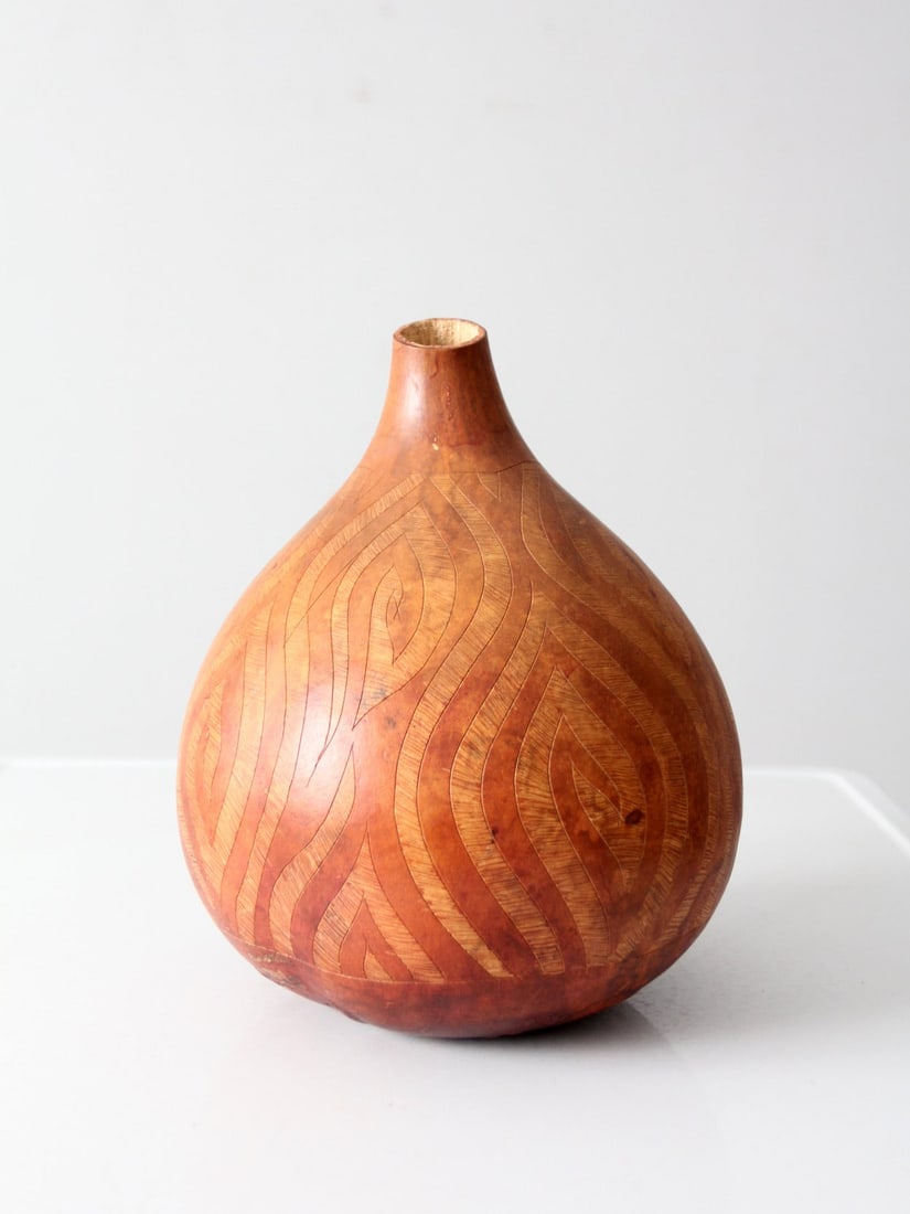 Vintage Hand-Carved Gourd Art Vase 11.5 Inch Rustic Decor: Vintage Hand-Carved Gourd Art Vase 11.5 Inch Rustic Decor This vintage hand-carved gourd vase features gracefully etched linework that flows elegantly across its rounded form. The carved surface showc