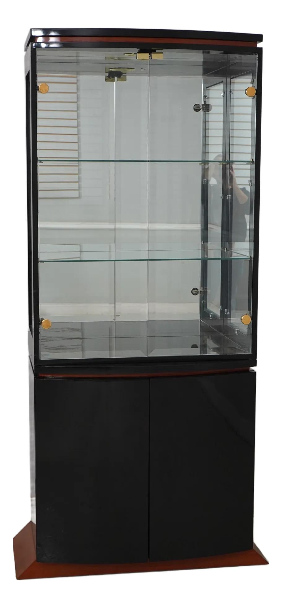 Henredon Black Lacquer Display Cabinet with Lighted Interior and Cherry Base: Henredon Black Lacquer Display Cabinet with Lighted Interior and Cherry Base Elevate your decor with this stunning Henredon Modern Design Black Lacquer Display Cabinet. Approximately 25 years old, thi