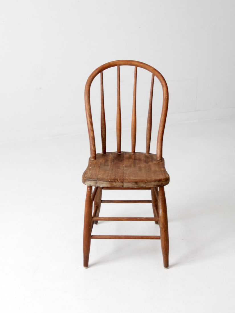 Antique Bow Back Windsor Spindle Chair with Patina: Antique Bow Back Windsor Spindle Chair with Patina Discover the charm of this antique bow back Windsor chair, a classic farmhouse dining piece featuring a spindle back design. The chair showcases a be